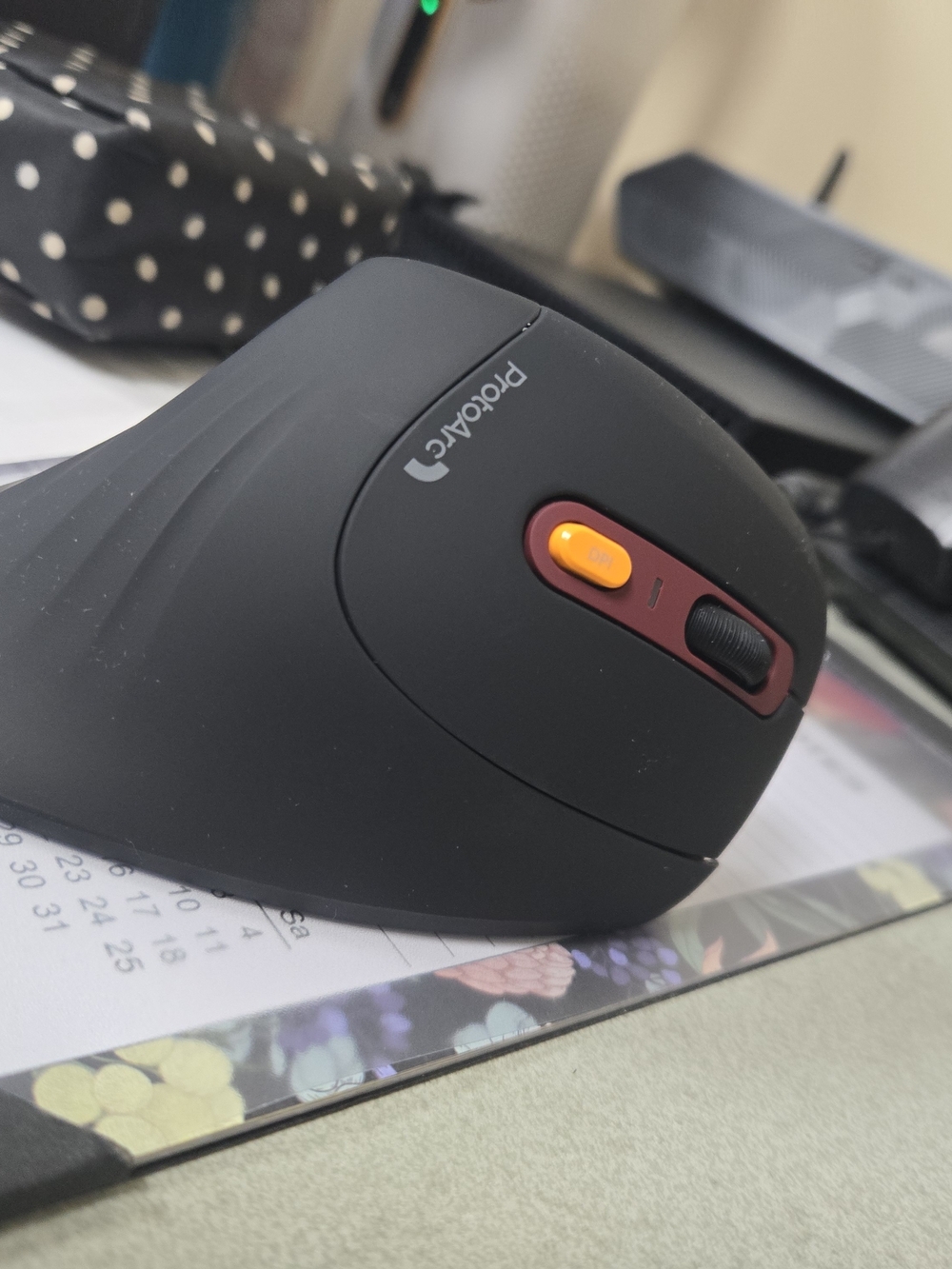 EM11 NL Ergonomic Vertical Mouse — Wine Red - Picture 3 of 4